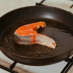 Jak dusić rybę na patelni, aby uzyskać soczysty i aromatyczny smak