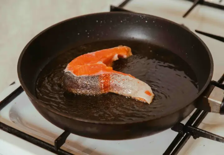 Jak dusić rybę na patelni, aby uzyskać soczysty i aromatyczny smak