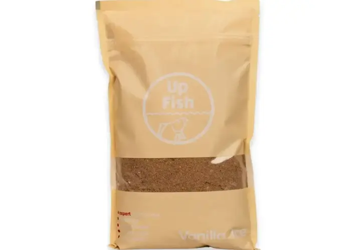 Zanęta na karpie Up Fish Vanilla Ace w beżowym opakowaniu z okienkiem. Idealna na połów karpi.