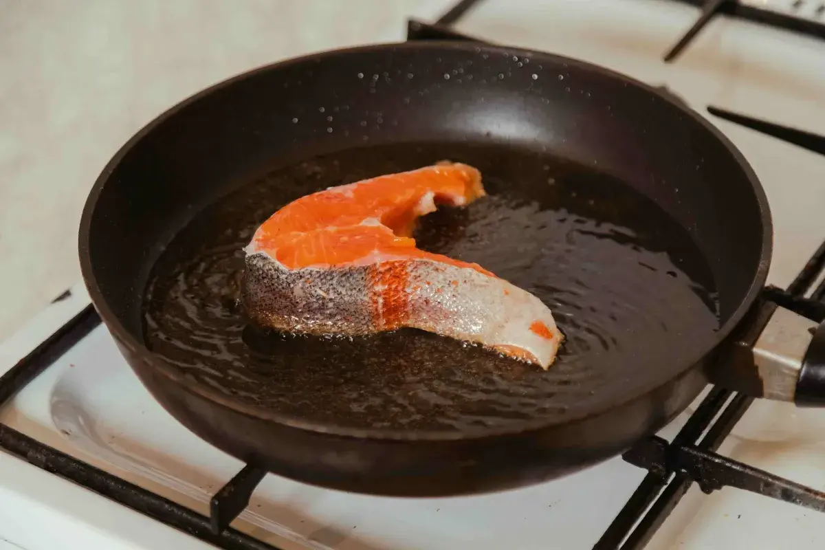 Jak dusić rybę na patelni, aby uzyskać soczysty i aromatyczny smak
