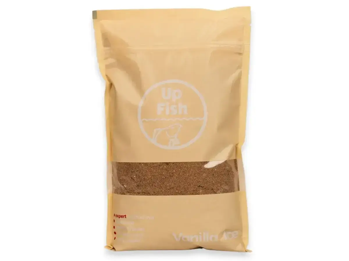 Zanęta na karpie Up Fish Vanilla Ace w beżowym opakowaniu z okienkiem. Idealna na połów karpi.