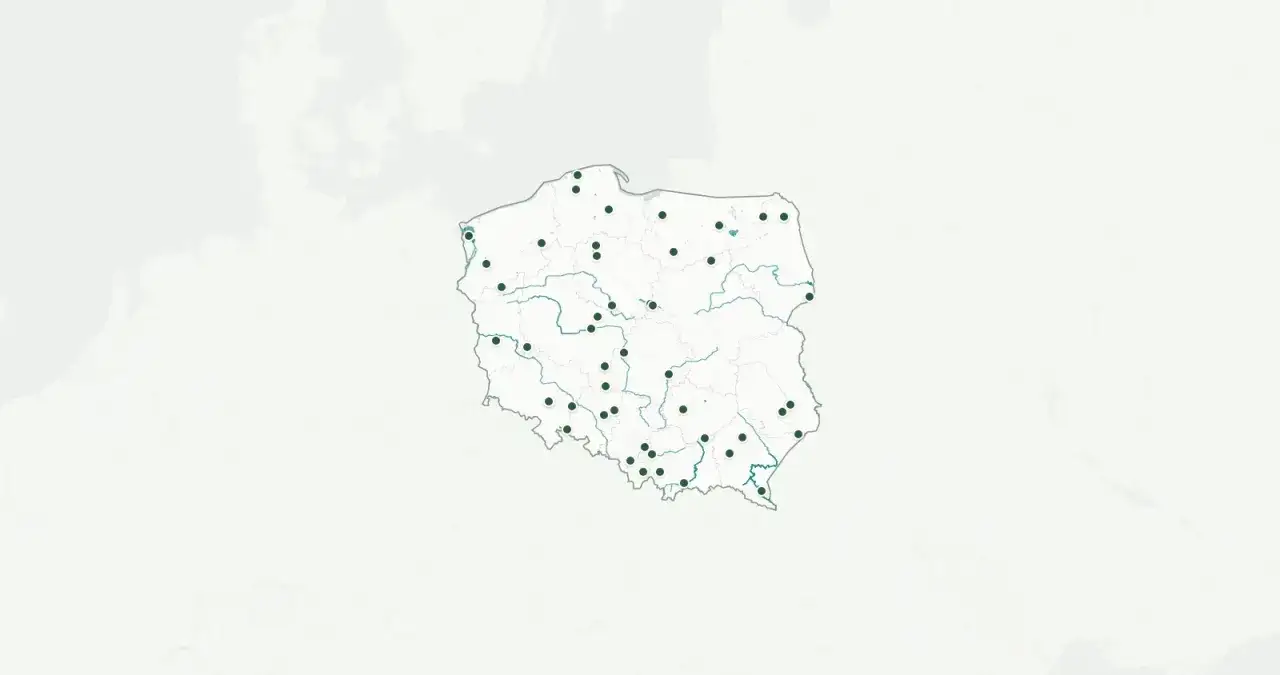 Mapa Polski z zaznaczonymi zielonymi kropkami darmowe łowiska.